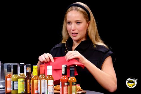 Jennifer Lawrence Threw Up After Hot Ones Episode。